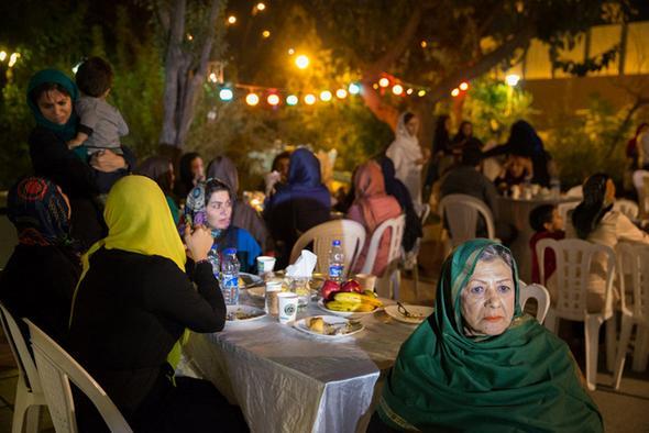 تصاویر : جشن عروسی میان کارتن‌خواب‌ها