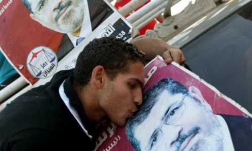 Kissing-Mohamed-Morsi-via-AFP